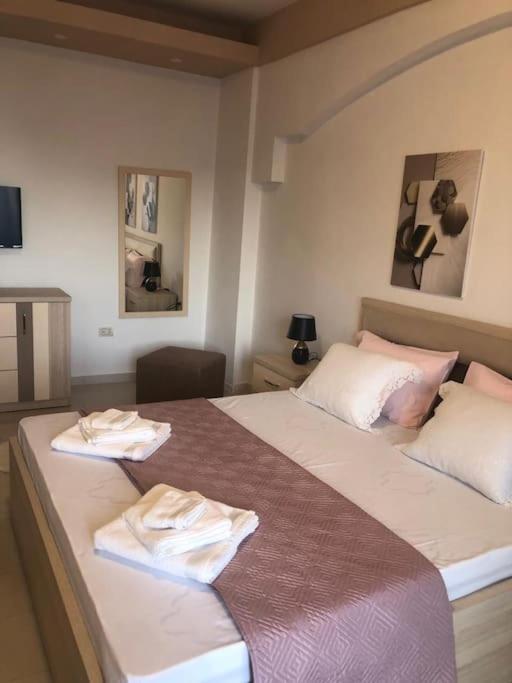 Cozy 1-Bedroom Flat, Beachside Durrës Exterior foto